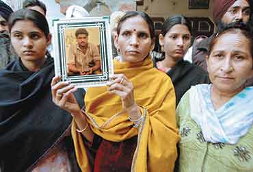 sarabjeet_singh_family_20060327