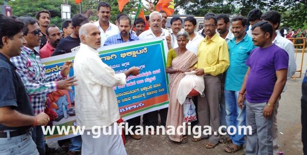 Kundapura-bjp-protest-sept-22-2013-027