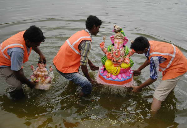 The Ganesha idol immerses at Sankey Tank in Bangalore on Monday-KPN