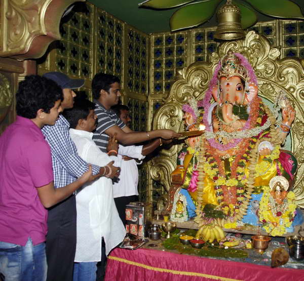 People celebrate Ganesha chaturthi at Sheshadripuram in Bamgalore on Monday-KPN
