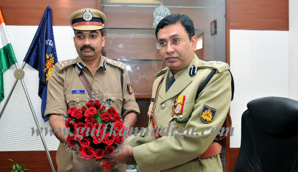 Police_comisnr_charg_1