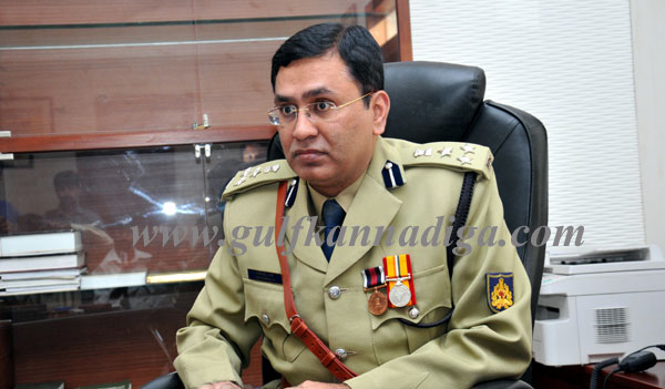 Police_comisnr_charg_2