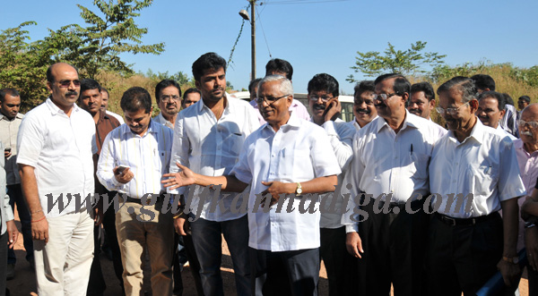 lobo_visit_busstand_1