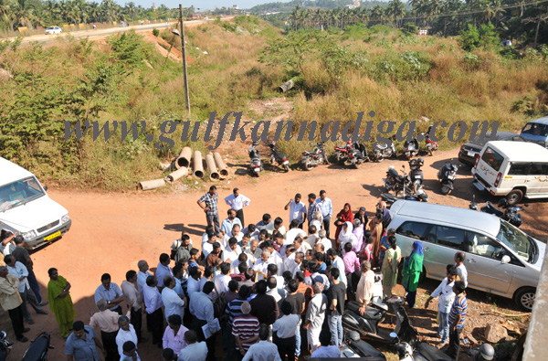 lobo_visit_busstand_10