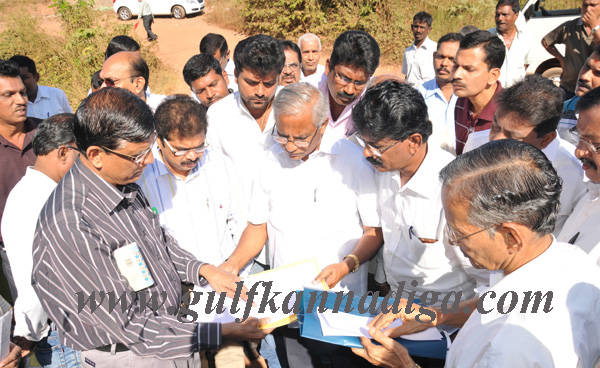 lobo_visit_busstand_2