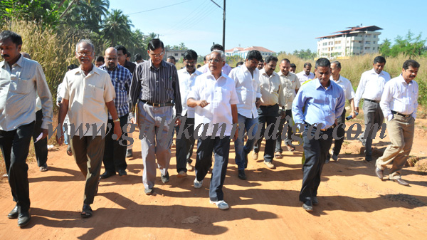 lobo_visit_busstand_3