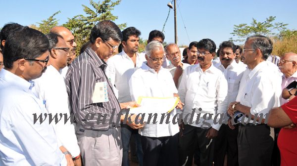 lobo_visit_busstand_4