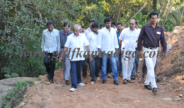 lobo_visit_busstand_5