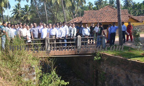 lobo_visit_busstand_6