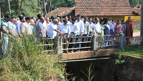 lobo_visit_busstand_7