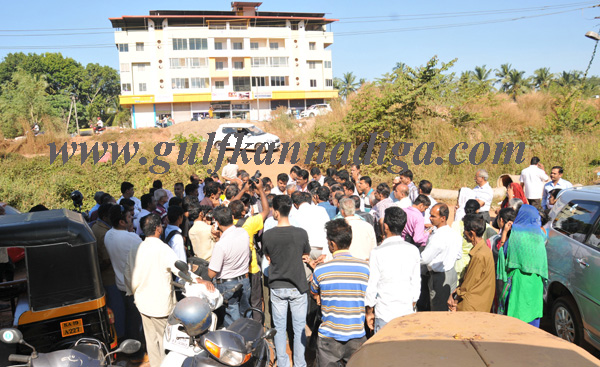 lobo_visit_busstand_8