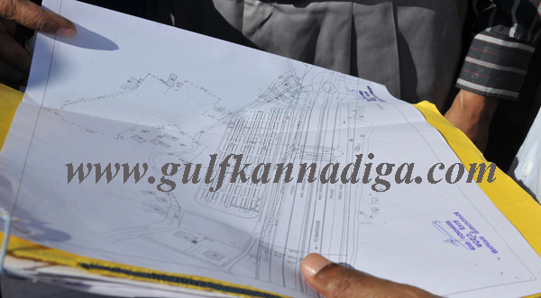 lobo_visit_busstand_9