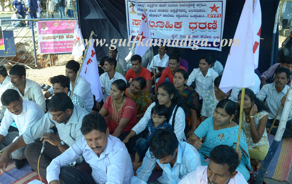 DYFI_protest_pics_6