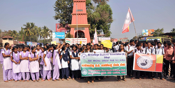 UD-J25-COLLEGE-STUDENT1