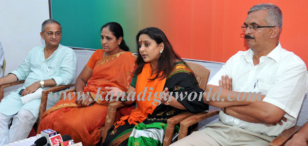 Malavika_Press_meet_1