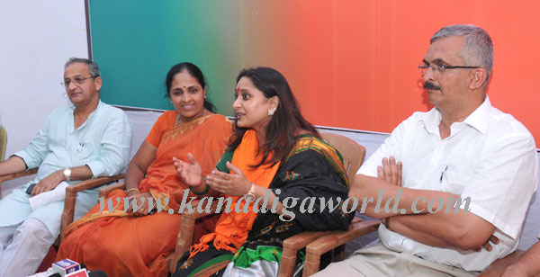 Malavika_Press_meet_4