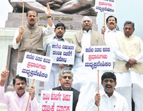 congrees mp staging a protestting infront v.soudah gandhi statue regarding cauvery water issue