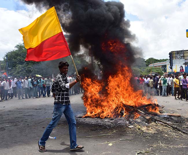 Kannada activists staging protest against  protest against  Supreme Court ruling on Cauvery Water  during Karnataka Bundh, at Sanjay Circle in Mandya district on Saturday September 09, 2016 -Photo / IRSHAD MAHAMMAD