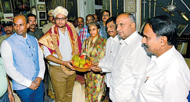 Mysuru Deputy Commissioner D Randeep, Mysuru district incharge minister Dr H C Mahadevappa, minister for co operative affairs H S Mahadevaprasad, mayor B L Bhairappa giving invitation to Royal family's Yaduveer Krishnadatta Chamaraja Wadiyar, Pramoda Devi for Dasara, at Mysuru Palace in Mysuru on Tuesday September 27, 2016. -Photo / IRSHAD MAHAMMAD
