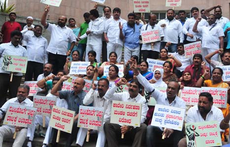 cong  councilars protest at b b m p  aganest b j p  & jayalalitha