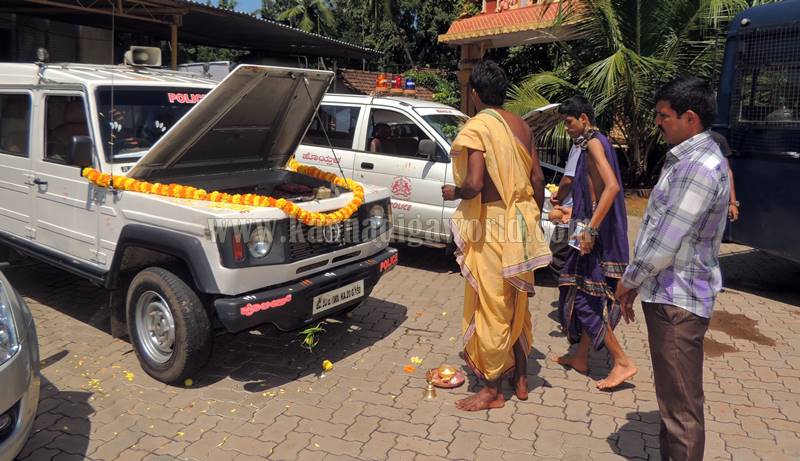 kundapura_aayudha-pooje_police-station-14