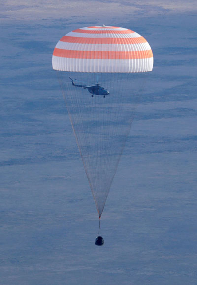 A Russian Soyuz MS space capsule carrying International Space Station (ISS) crew members, Kate Rubins of the U.S., Anatoly Ivanishin of Russia and Takuya Onishi of Japan, descends outside the town of Dzhezkazgan (Zhezkazgan), Kazakhstan, October 30, 2016. REUTERS/Dmitri Lovetsky/Pool
