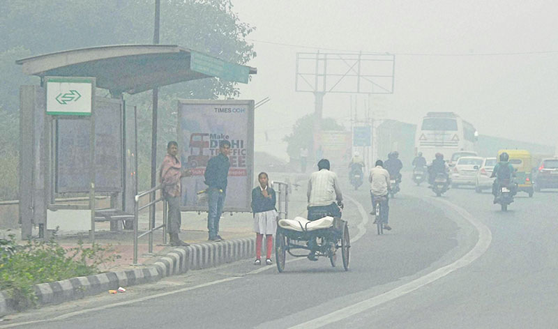New Delhi : A view of New Delhi street covered with dense smog on Saturday. PTI Photo by Manvender Vashist(PTI11_5_2016_000104B)